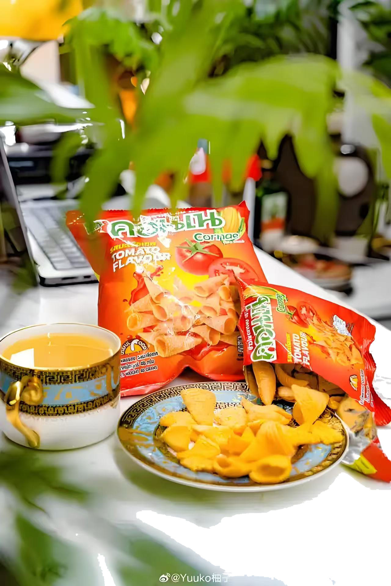 Tomato flavour snack